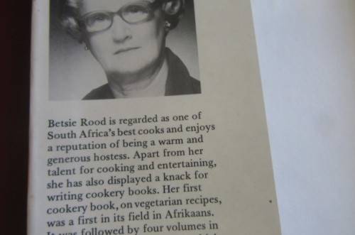 BETSIE ROOD`S 101 TRADITIONAL SOUTH AFRICAN RECIPES - FIRST EDITION 1977 - HO