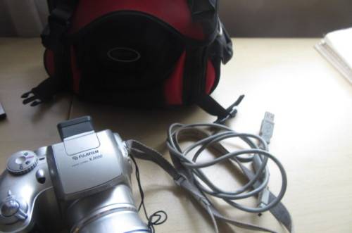 VINTAGE DIGITAL CAMERA - FUJI FILM S300 WITH CARRY BAG - NOT TESTED - MAYBE COLLECTORS ITEM  -SP