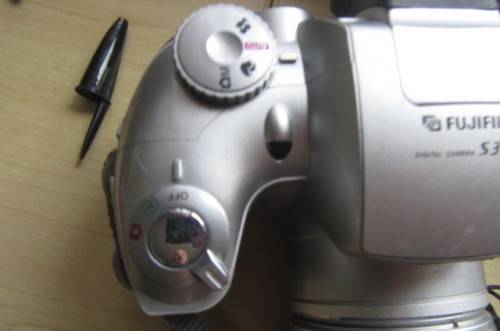 VINTAGE DIGITAL CAMERA - FUJI FILM S300 WITH CARRY BAG - NOT TESTED - MAYBE COLLECTORS ITEM  -SP