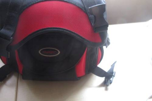 VINTAGE DIGITAL CAMERA - FUJI FILM S300 WITH CARRY BAG - NOT TESTED - MAYBE COLLECTORS ITEM  -SP