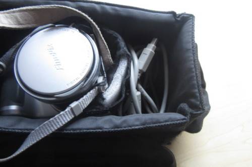 VINTAGE DIGITAL CAMERA - FUJI FILM S300 WITH CARRY BAG - NOT TESTED - MAYBE COLLECTORS ITEM  -SP