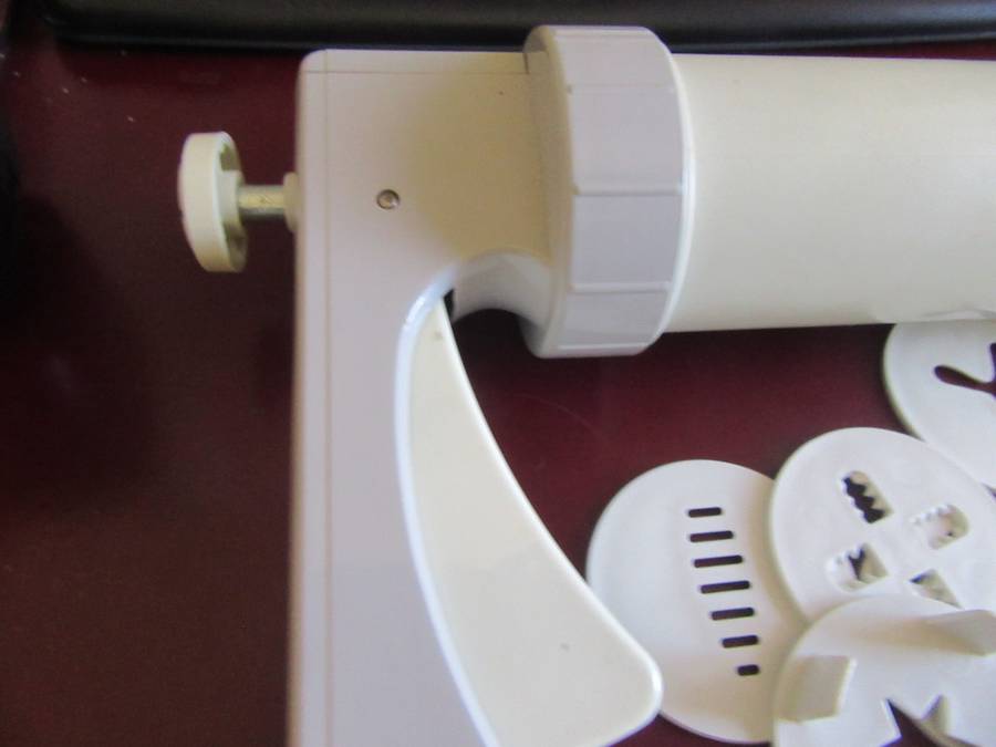 HARD PLASIC COOKIE PRESS/ICING GUNWITH 12 ATTACHMENTS - AS PER SCAN AND DESCRIPTION
