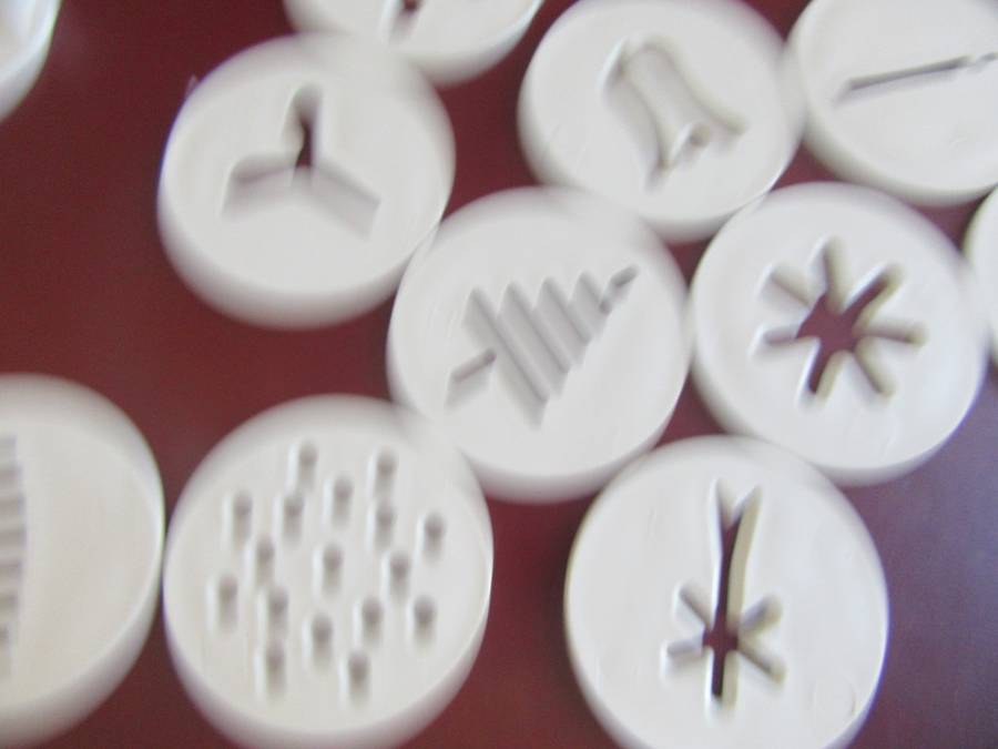 HARD PLASIC COOKIE PRESS/ICING GUNWITH 12 ATTACHMENTS - AS PER SCAN AND DESCRIPTION