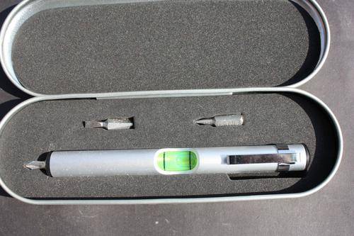 SCREWDRIVER AND LEVEL