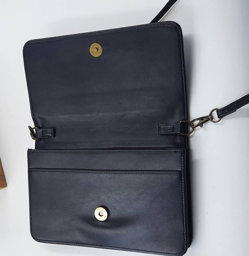 COTTON ROAD SLING PURSE! IN BLACK!