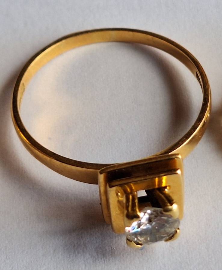 18ct Gold ring with large old mined diamond
