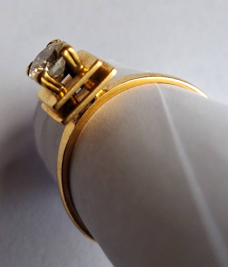 18ct Gold ring with large old mined diamond