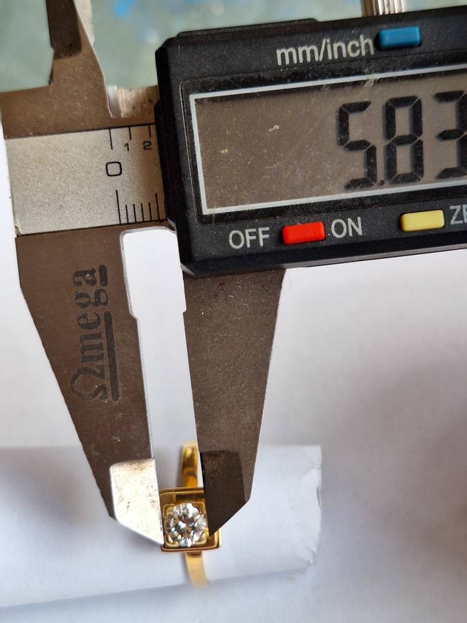 18ct Gold ring with large old mined diamond