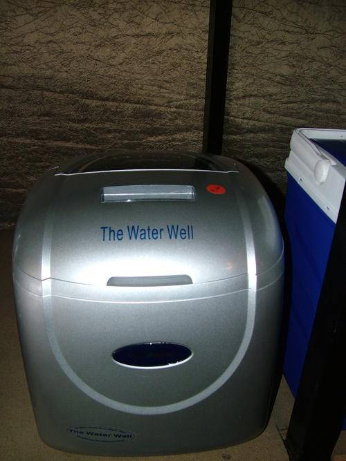 Ice Machine LOGIK/Waterwell Produces 15kg of ice over 24hr : ZBJ15S :used as display