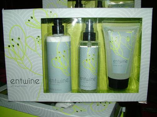 ENTWINE GIFT SET :BODY SCRUB / BODY LOTION / BODY SPIRITZER