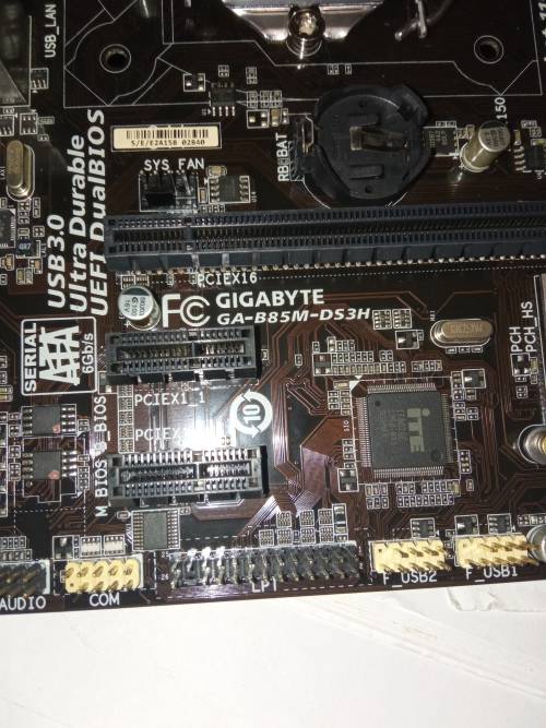 GYGABYTE GA-B85M-DS3H Motherboard