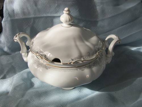 Hutschenreuther Porcelain Pattern : Sylvia tureen +  Lid