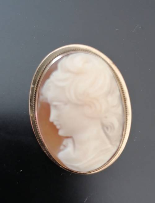 A Lovely 14K Gold Pendant /Brooch Cameo