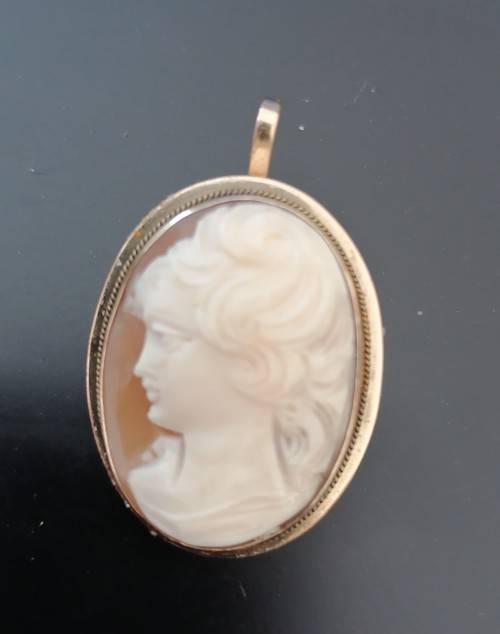 A Lovely 14K Gold Pendant /Brooch Cameo