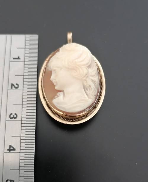 A Lovely 14K Gold Pendant /Brooch Cameo