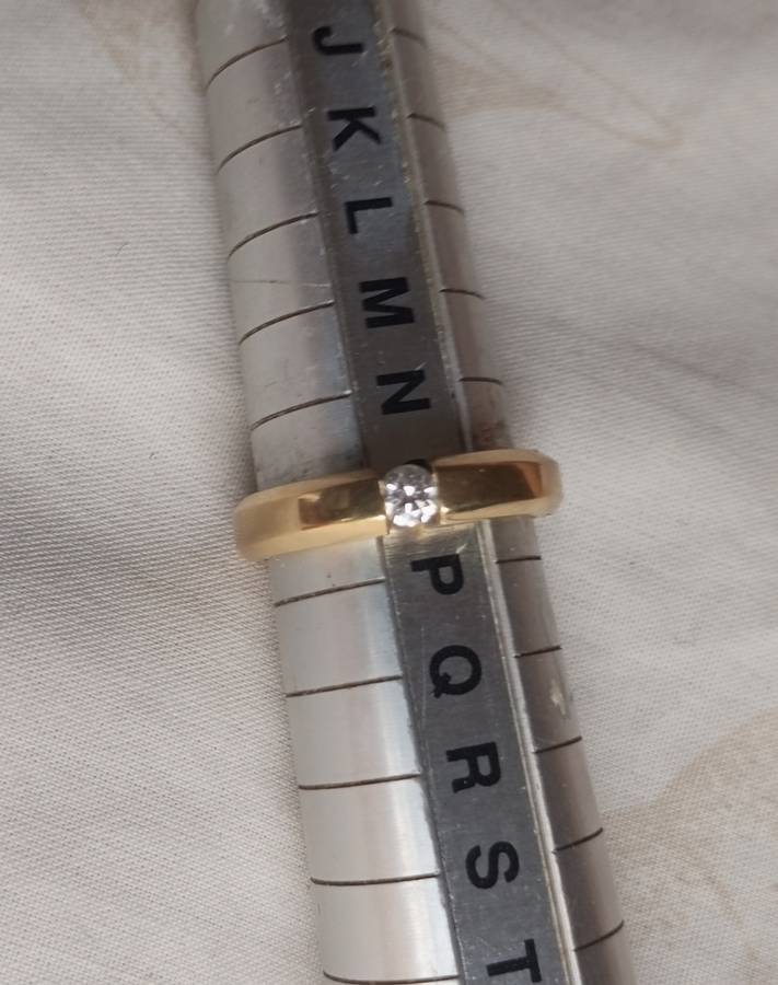 A  beautiful 18k gold ring set with single fine diamond