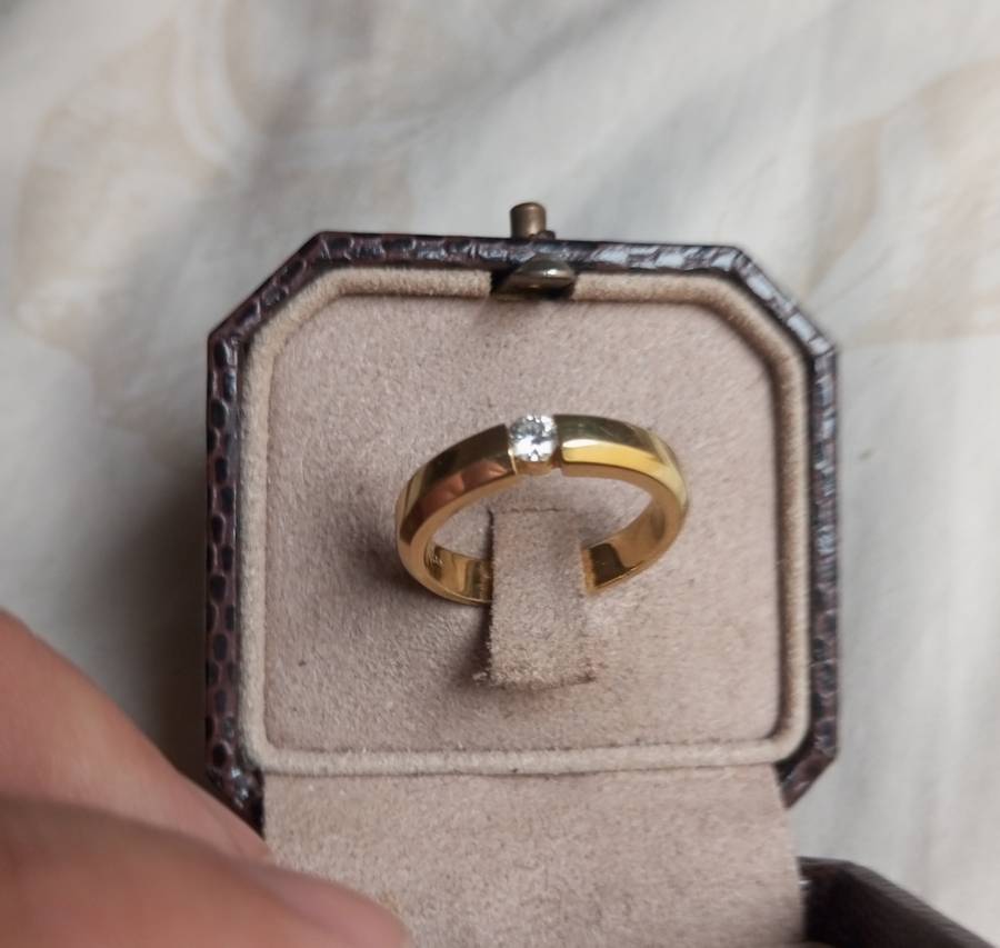 A  beautiful 18k gold ring set with single fine diamond