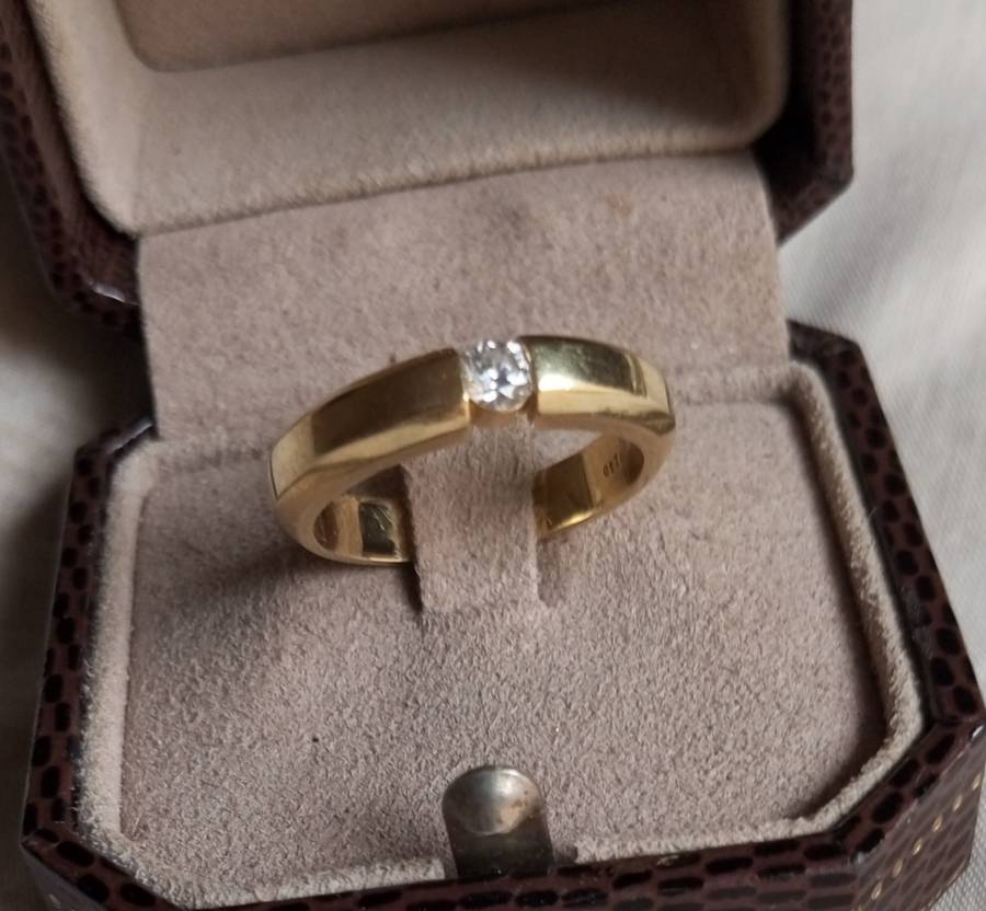 A  beautiful 18k gold ring set with single fine diamond