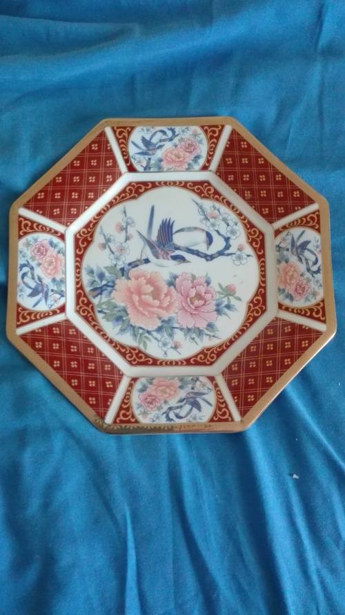 Japanese hand painted Imari octaganal porcelain plate 16.5cm (10.4")
