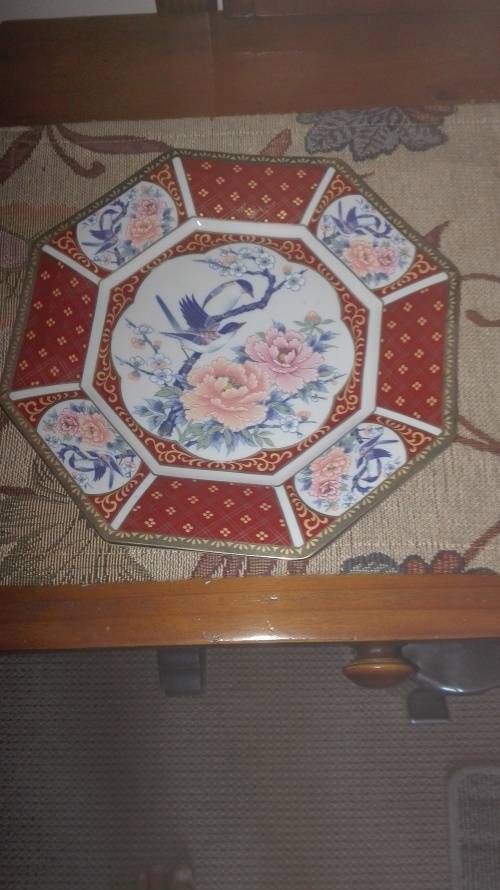 Japanese hand painted Imari octaganal porcelain plate 16.5cm (10.4")