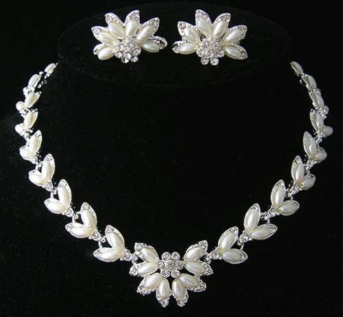 PRICE REDUCEDFROMR590 TO R250 !!SPECIAL OCCASIONS PEARL AND CRYSTAL NECLACE AND EARING SET