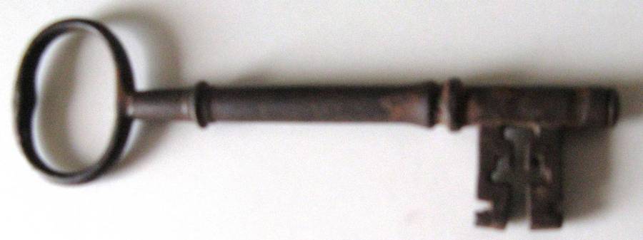 REDUSED PRICE BY R20.00 - ANTIQUE KEY (FOUND NEAR SIGNAL HILL CPT)