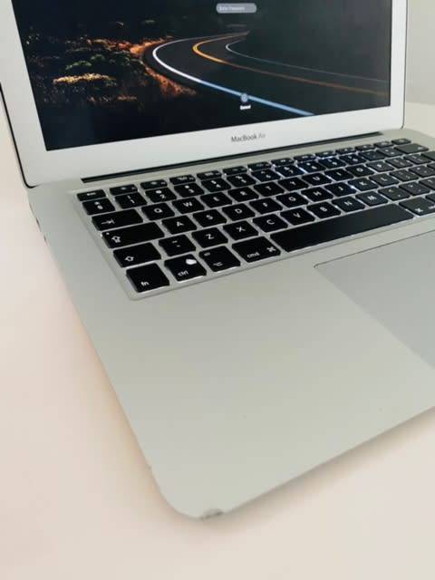 13-inch MacBook Air 1.6GHz (2015) Dual Core 5th-Gen Intel Core i5 256GB - Silver - MacOS Monterey