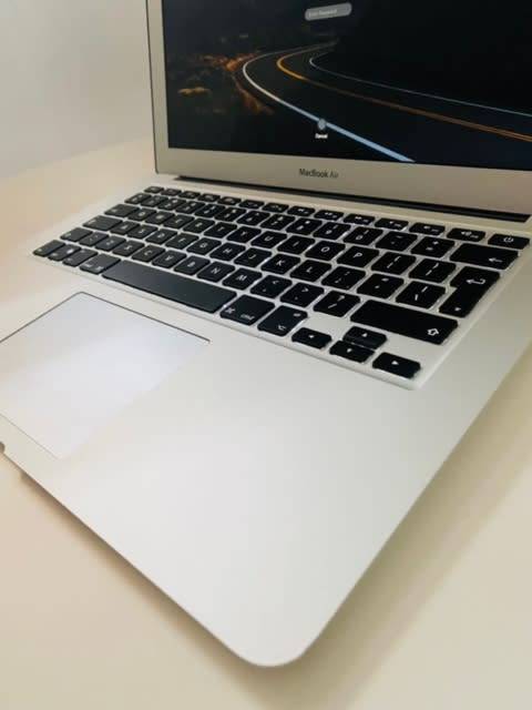 13-inch MacBook Air 1.6GHz (2015) Dual Core 5th-Gen Intel Core i5 256GB - Silver - MacOS Monterey