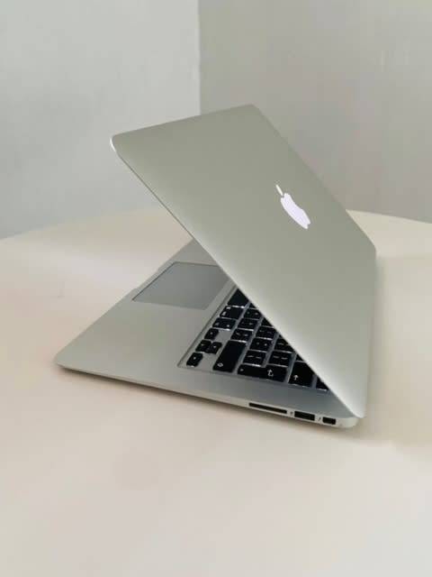 13-inch MacBook Air 1.6GHz (2015) Dual Core 5th-Gen Intel Core i5 256GB - Silver - MacOS Monterey