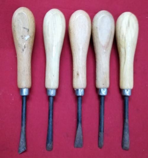 SET OF 5 VINTAGE CARVING CHISELS - SOLID - PICTURES ARE PART OF THE DESCRIPTION