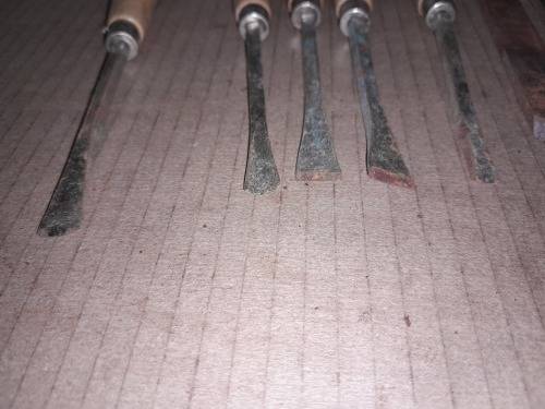 5 CARVING CHISELS & 8 CHISEL BLADES - R125 START