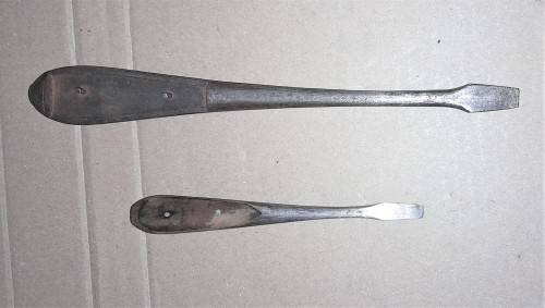 2 SPLIT WOODEN HANDLE SCREWDRIVERS - BIG ONE MISSING WOOD
