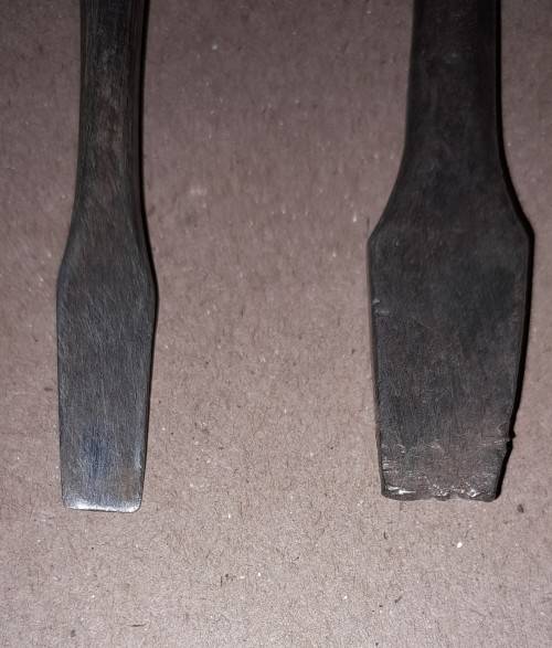 2 SPLIT WOODEN HANDLE SCREWDRIVERS - BIG ONE MISSING WOOD