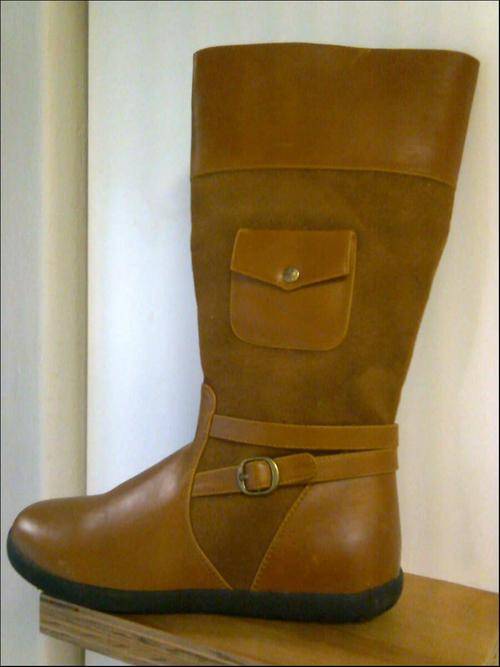 STYLISH BOOT WITH SUEDE DETAIL - FLAT WITH TWO TONE TAN & POCKET TRIM