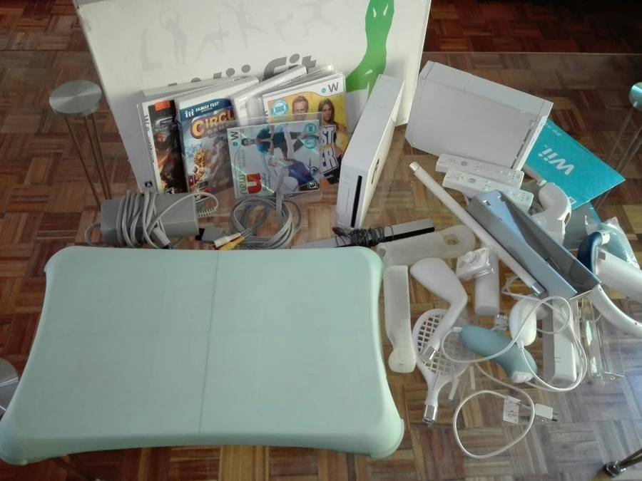 Huge WII Bundle 2x Consoles, Balance Board, 13 Games ect