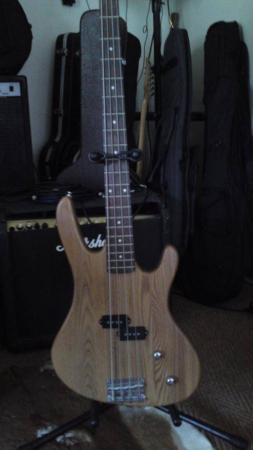 WASHBURN XB100 BANTAM 4 STRING BASS GUITAR