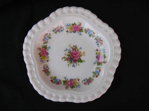 Elizabethan Hand decorated, fine bone china. England Decorative dish, very good condition, see pics