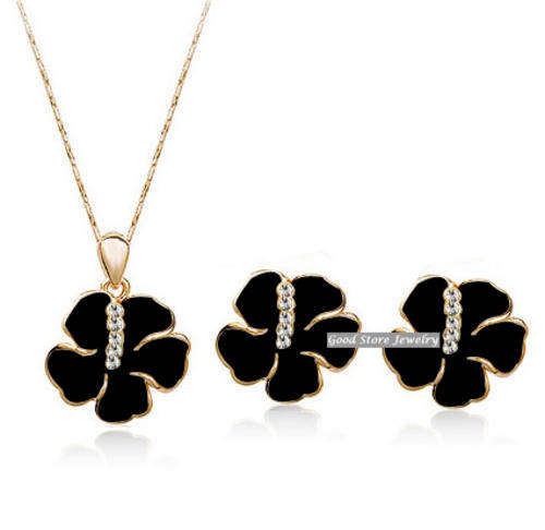 STRIKING ROSE SWAROVSKI ACCESSORIES SET IN 18KGP