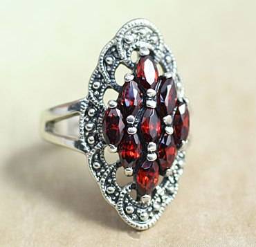 STUNNING SIMULATED RUBY RING IN 18KGP***SIZE 7