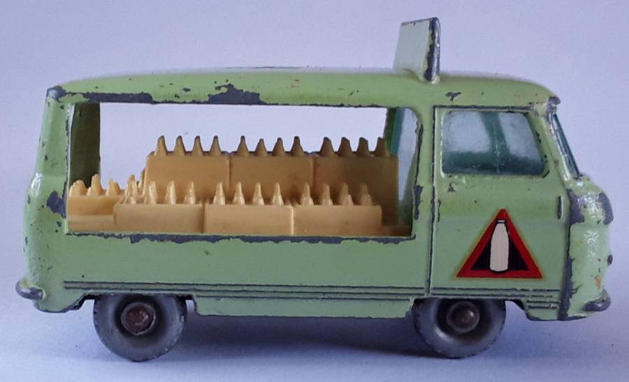 MATCHBOX MOKO Lesney 1-75 Series Regular Wheels #21 Commer Bottle Float MILK Rare bottle on door