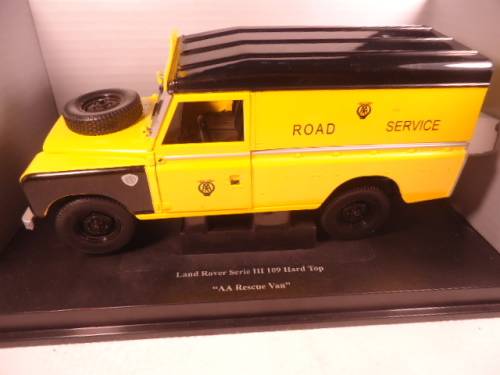Universal Hobbies - Land Rover - Series 3 - AA Road Service - # 4401 - Eagle Collectibles