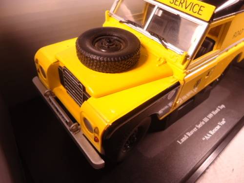 Universal Hobbies - Land Rover - Series 3 - AA Road Service - # 4401 - Eagle Collectibles