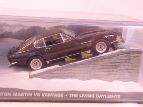 James Bond 007 - Aston Martin V8 Vantage with 2 figurines - The Living Daylights