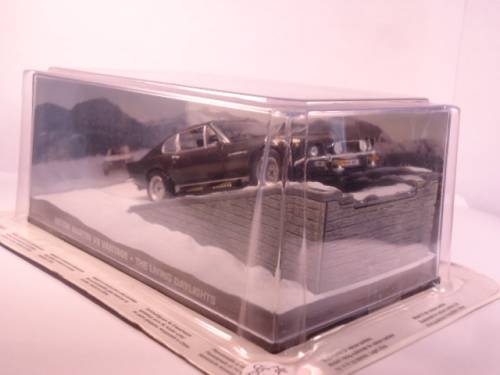 James Bond 007 - Aston Martin V8 Vantage with 2 figurines - The Living Daylights