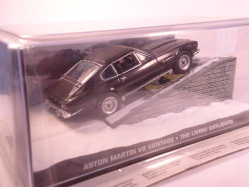 James Bond 007 - Aston Martin V8 Vantage with 2 figurines - The Living Daylights