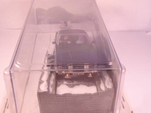 James Bond 007 - Aston Martin V8 Vantage with 2 figurines - The Living Daylights