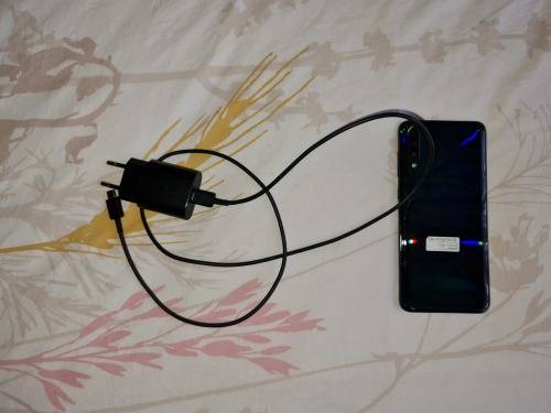 SAMSUNG A70 **** READ DESCRIPION***