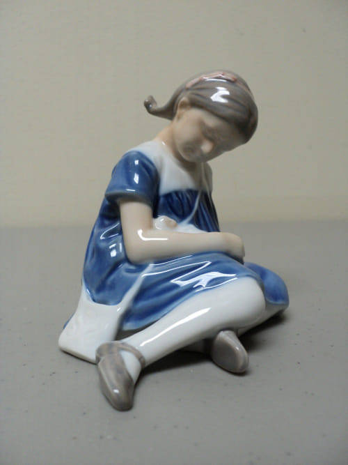 STUNNING VINTAGE BING & GRONDAHL "LITTLE GIRL" PORCELAIN FIGURINE #1526, (Slight Damage)