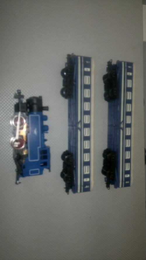 BLUE TRAIN STEAM LOCO + 2X COACHES AND ABOUT 120X PIECES OF TRAC