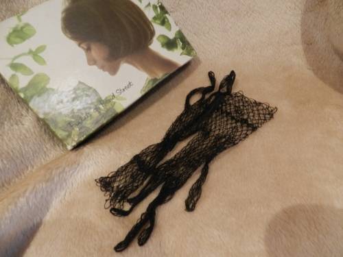 Vintage collectable Ladies Black delicate Fishnet gloves